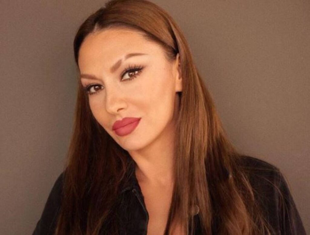 Adelina Ismajli me pushime në Francë. Poston pamjet e ëmbla me partnerin Vali dhe Uliksin e vogël Adeolina Ismaili1