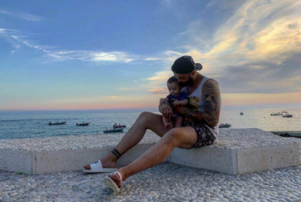 “3 breza në një foto”, Alfio ndan foton e veçantë nga pushimet në plazh dhe i shkëlqejnë sytë nga lumturia Alfio