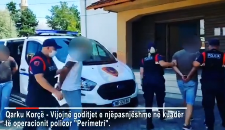 Policia u prish udhëtimin tre shkodranëve që po lëviznin me “Touareg” dhe “Range Rover” Arrestimi