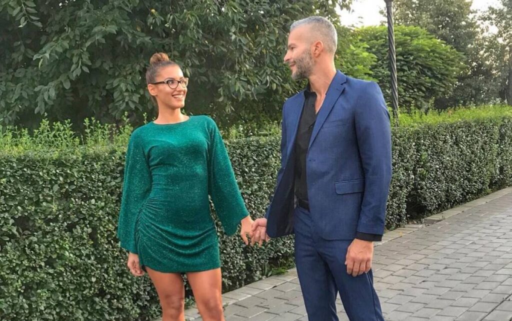 Foto/ Aulona Musta puthje të zjarrta me bashkëshortin në plazh Aulona1