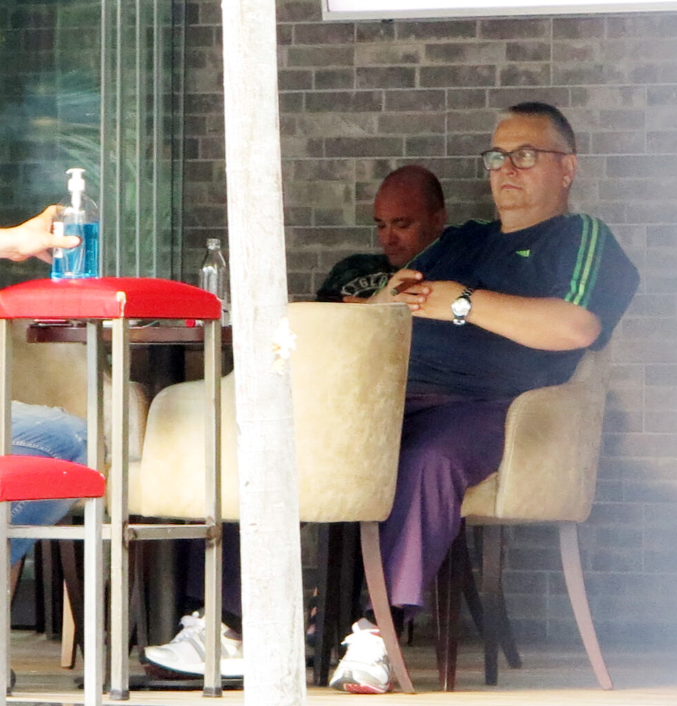 Bashkim Fino tuta sportive lokali paparazi 4
