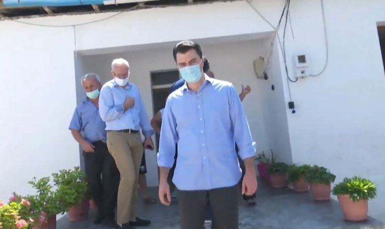 Basha viziton familjet e dëmtuara nga tërmeti në Manëz: Qeveria vjedh ndihmat, iu kanë dhënë miliona 5 oligarkëve Capture 8 756x450 1