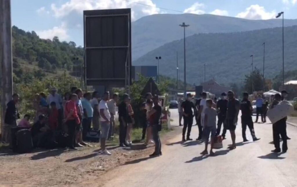 Mbyllet pika kufitare në Kapshticë, irritohen qytetarët dhe përplasen me policinë Kakavije 1