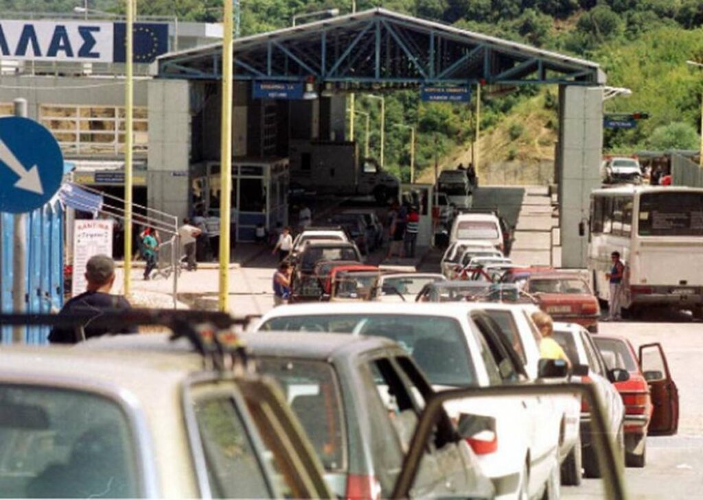 Kthehen radhët e gjata në Kapshticë. Plotësohet kuota prej 300 personash, pala greke pezullon punën Kapshtice1