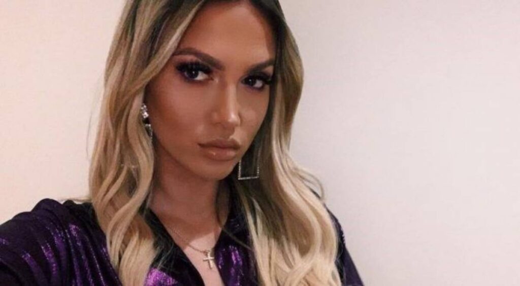 Lori Hoxha thyen “rregullat”, poston foto me bikini dhe duket fantastike Lori Hoxha1