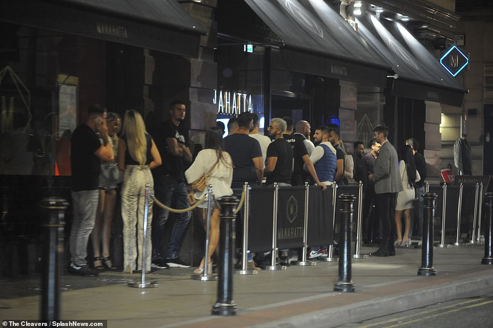 Fundjavë me muzikë dhe alkool, të rinjtë në Britani injorojnë COVID-19 5 PARTY BRITAIN 10