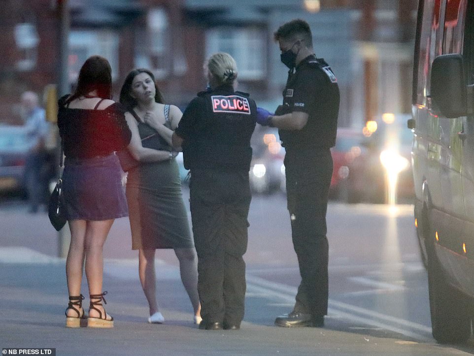 Fundjavë me muzikë dhe alkool, të rinjtë në Britani injorojnë COVID-19 7 PARTY BRITAIN 12