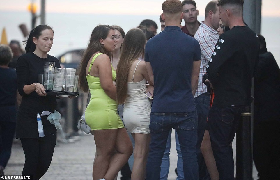 Fundjavë me muzikë dhe alkool, të rinjtë në Britani injorojnë COVID-19 1 PARTY BRITAIN 6