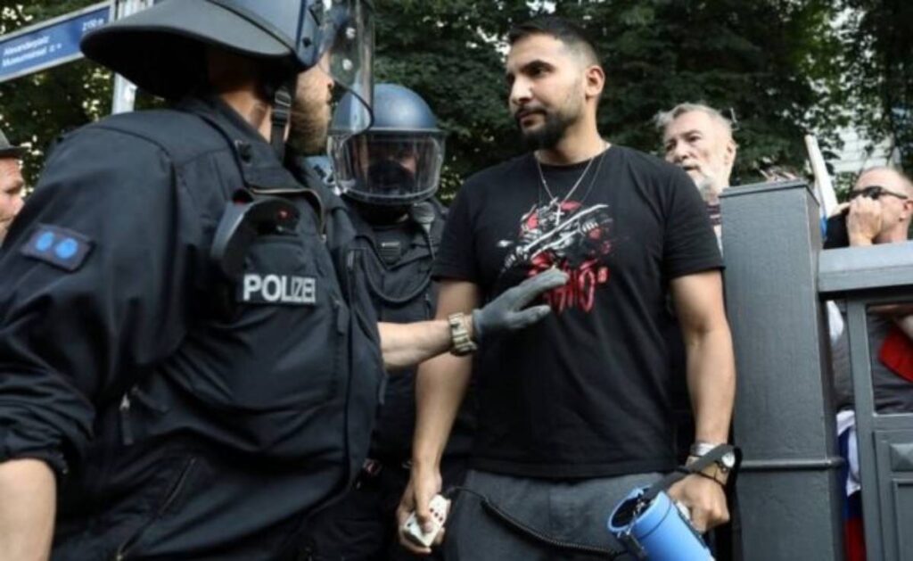 Protestuan pa maska dhe pa distancë kundër masave anti-COVID, qindra të arrestuar në Berlin PROTESTA GJERMANI 1