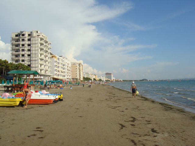 Policia e Durrësit shpëton pushuesin 25-vjeçar, rrezikonte të mbytej në det Plazhi 2