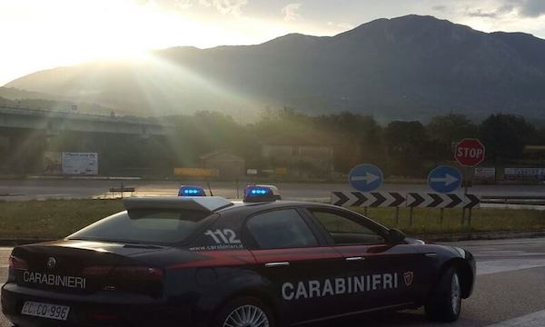 Tre shqiptarë bëjnë për spital emigrantin, i grabisin dhe 450 euro Policia Italiane