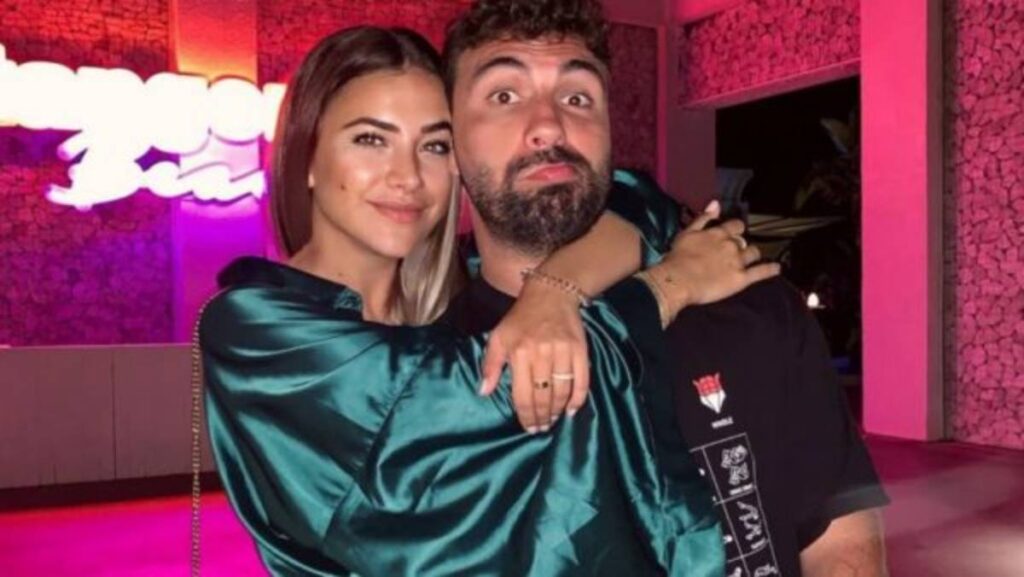 Sara nuk ka komplekse, takon dhe bën foto me familjen e ish- të dashurës së Ledrit Sara1