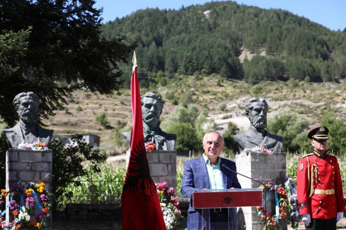 Meta vlerëson me ”Dekoratën e Flamurit Kombëtar” tre vëllezërit Frashëri WhatsApp Image 2020 08 21 at 17.00.12 675x450 1