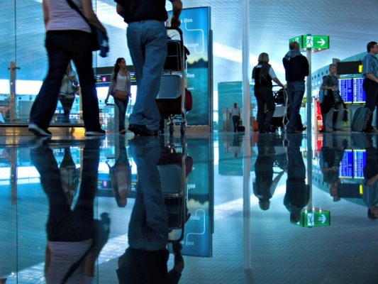 Agon Maliqi / Fatalizmi në Ballkan rrezikon të kthehet në një profeci vetë-përmbushëse airport neutral pixabay 533x400 1