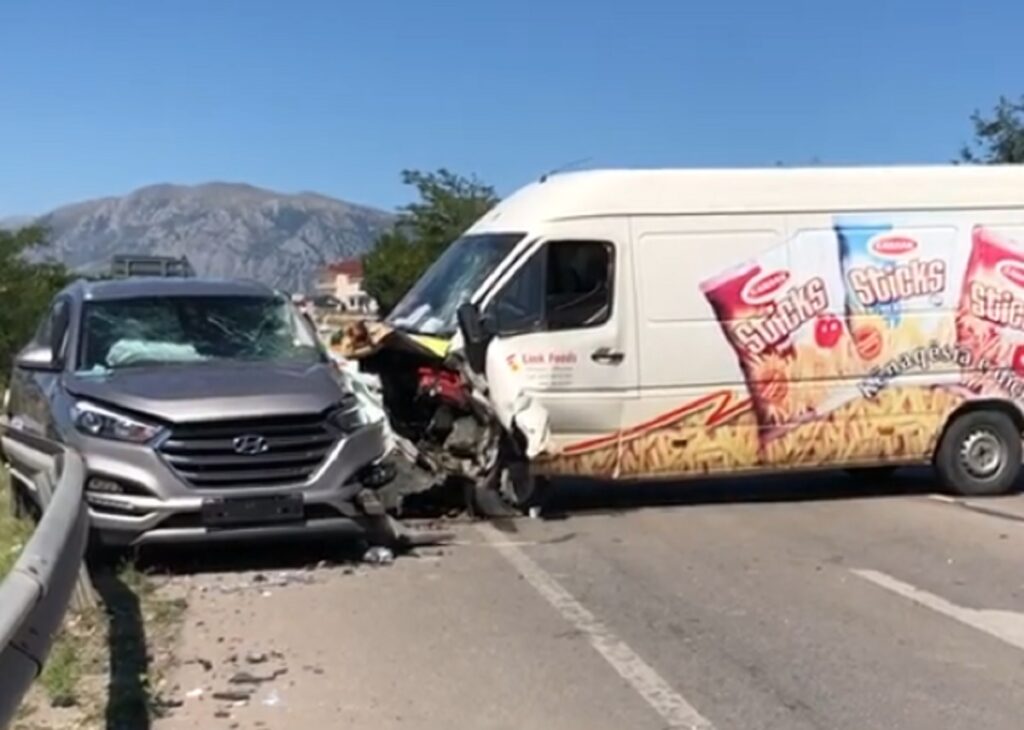 Përplasen dy automjete, radhë kilometrike në autostradën Tiranë-Durrës aksident korce bilisht