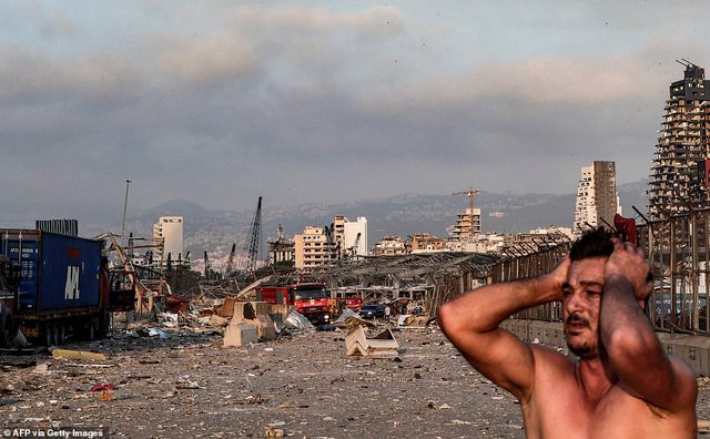 Shpërthimi tronditës në Beirut, flasin dëshmitarët: Njerëzit ulërisnin dhe ishin të gjakosur, ballkonet u shkëputën nga ndërtesat! (FOTOT) 1 beirut 1