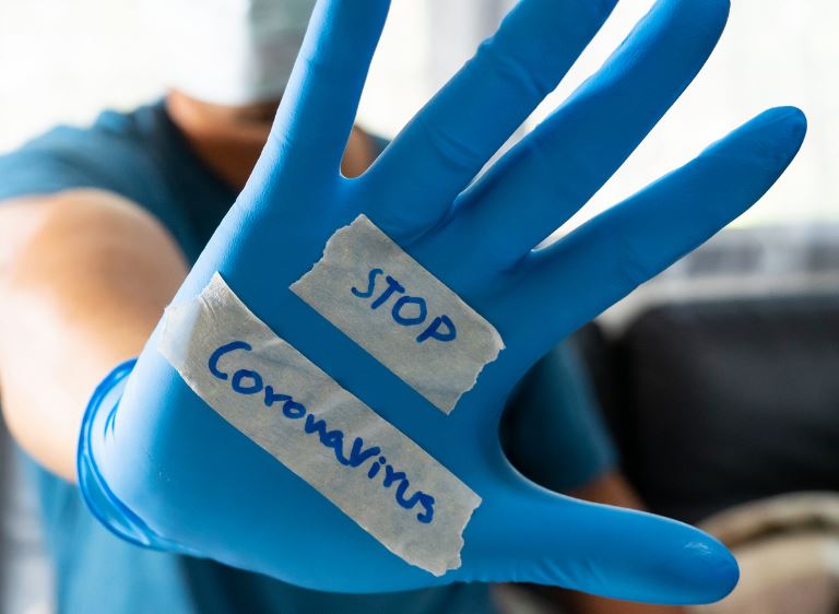 Pse disa njerëz nuk besojnë që COVID-19 ekziston? Ja si e shpjegon shkenca coronavirus