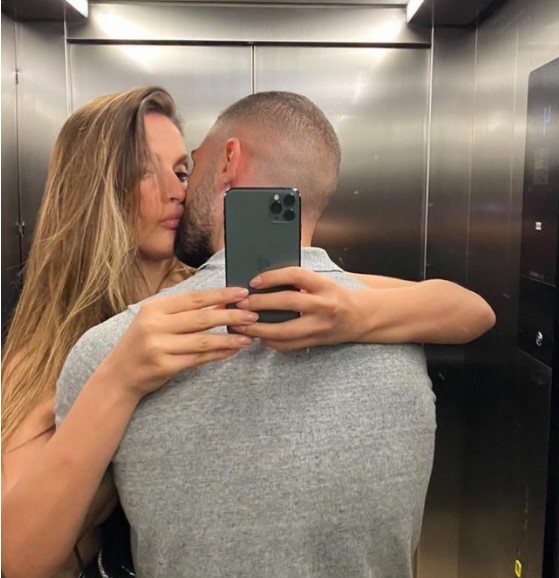 Kopja e nënës, Eros Grezda na e prezanton në ditëlindjen e saj eros oriola