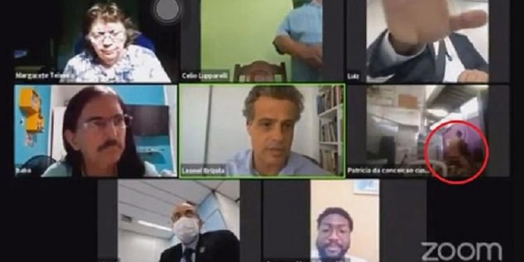 VIDEO/ Harroi kamerën ndezur, anëtari i partisë kapet duke kryer marrëdhënie intime fotos 750x375 1