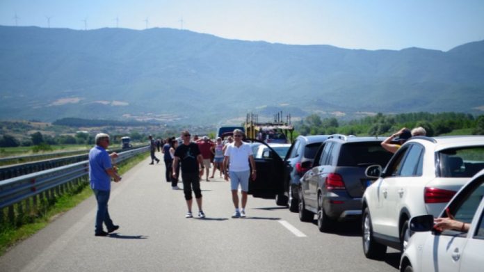 Radhë kilometrike edhe në kufirin Greqi-Bullgari për shkak të situatës së krijuar nga pandemia greqi bullgari