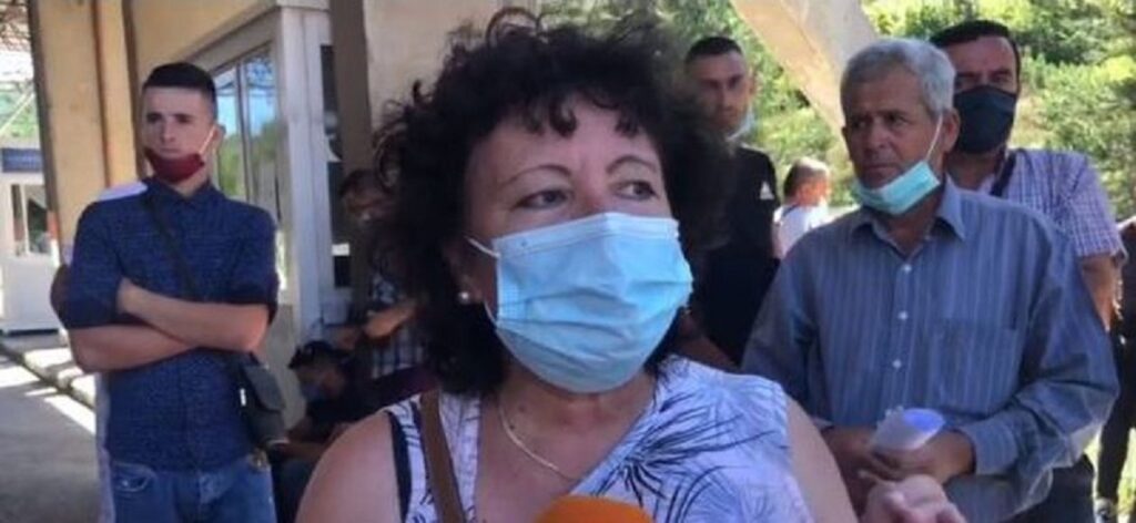 Tensionohet situata në pikën kufitare të Kapshticës, qytetarët shpërthejnë të revoltuar pas krijimit të radhëve të gjata: Do të bëjmë grevë këtu! kapshtice 2