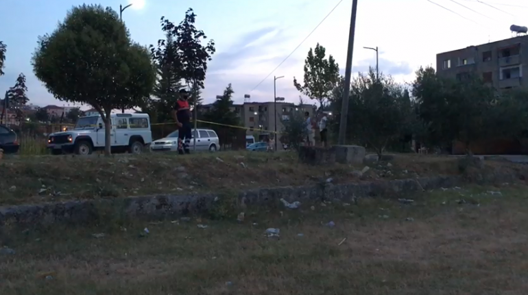 Të shtënat me armë në Patos, identifikohet autori i plagosjes, shoqërohen dy persona kjll 770x431 1