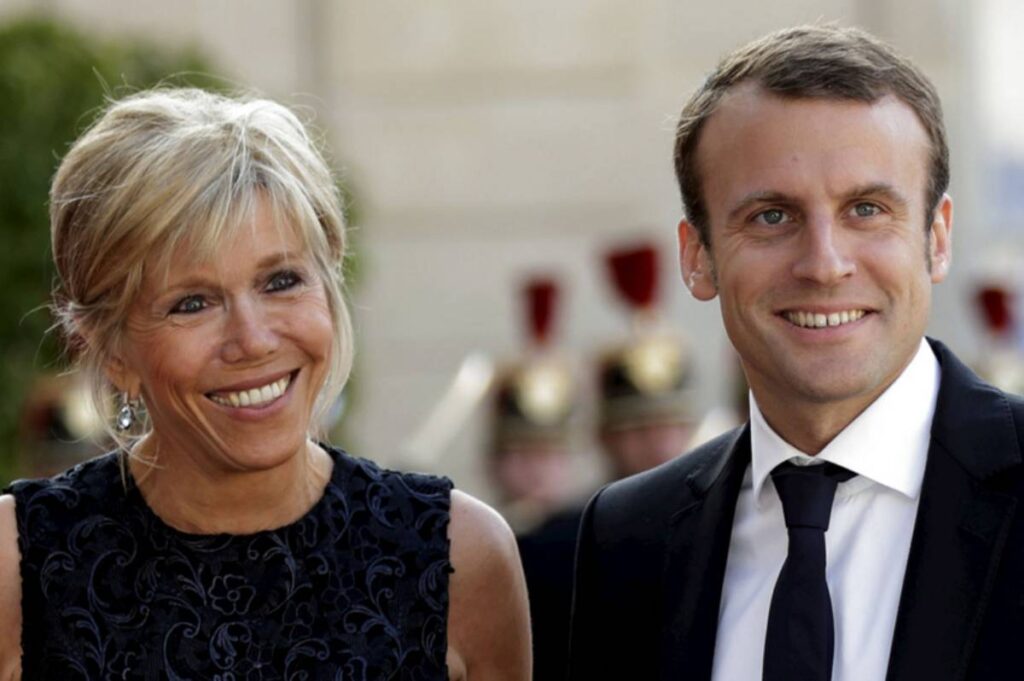 FOTOT/ Presidenti nuk e heq shikimin nga bashkëshortja e tij. 67 –vjeçarja duket në formë në kostum banje! macron 1