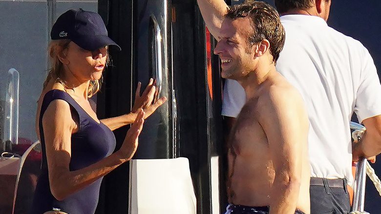 FOTOT/ Presidenti nuk e heq shikimin nga bashkëshortja e tij. 67 –vjeçarja duket në formë në kostum banje! 1 macron