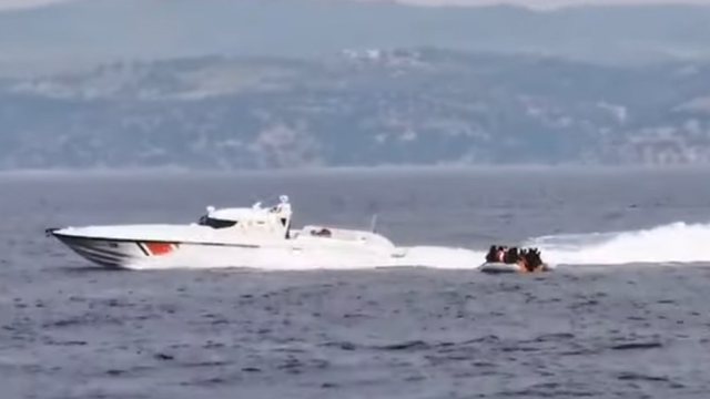 Tensionohet situata mes dy vendeve/ Roja bregdetare greke qëllon drejt jahtit turk, plagosen tre persona marina greke skaf jaht