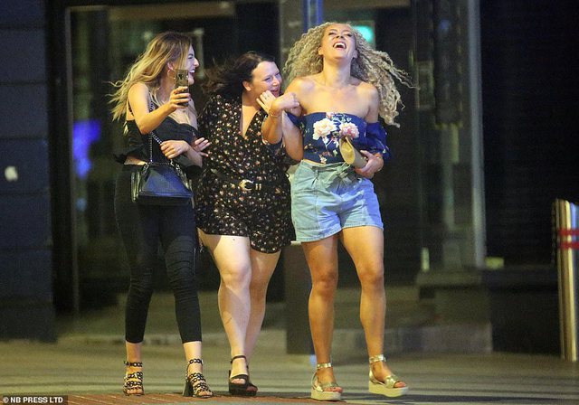 Rikthehen festat e ‘çmendura’ në Britani 1 party britain 1