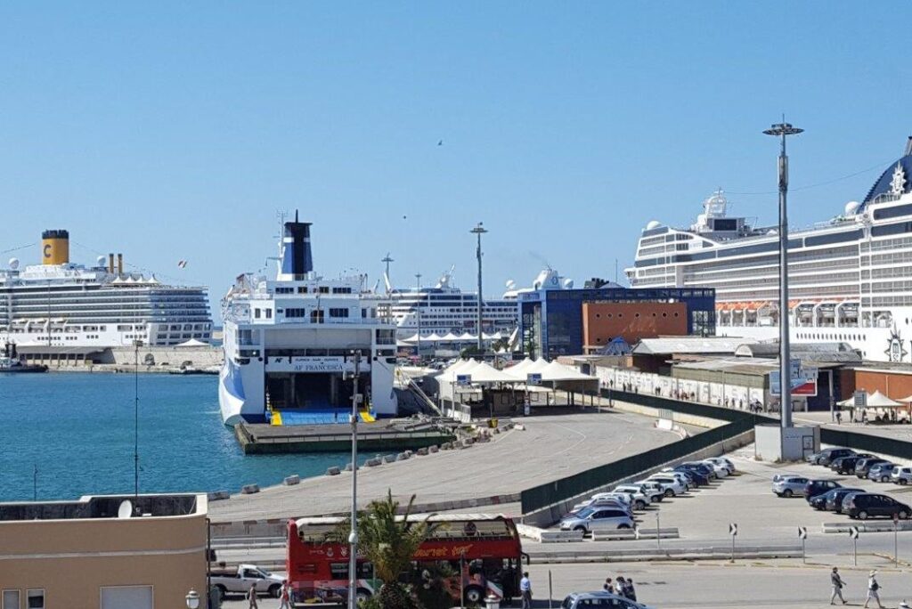 Rikthehen grabitjet në portin e Barit, Konsullata apel shqiptarëve: Mos lini para dhe dokumente në makina porti barit