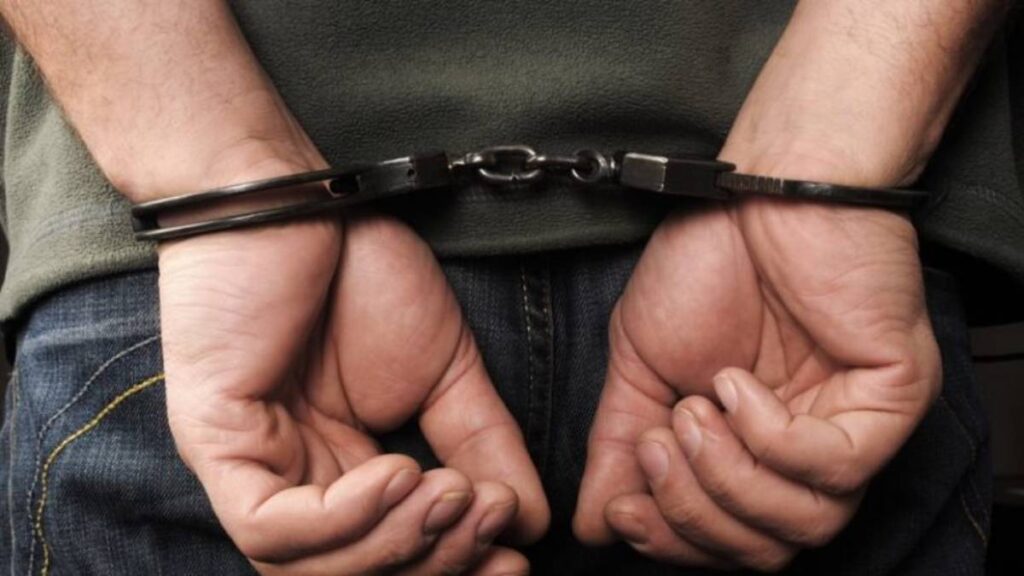 Pa patentë dhe me armë të ftohtë në makinë, arrestohet 21 vjeçari nga Korça pranga 1