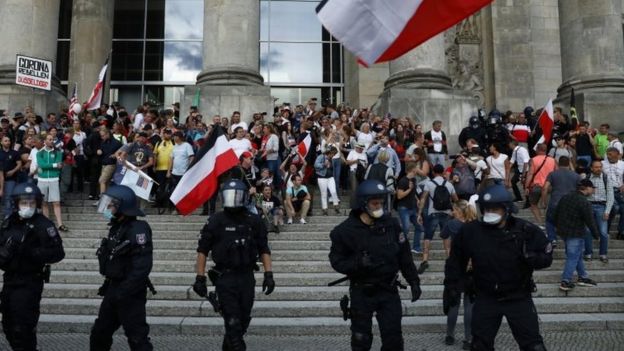 Protestuan pa maska dhe pa distancë kundër masave anti-COVID, qindra të arrestuar në Berlin 1 protesa 2