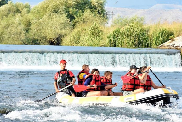Rafting në Bistricë, adrenalina e kësaj vere për turistët e aventurës rafting 7 696x467 1