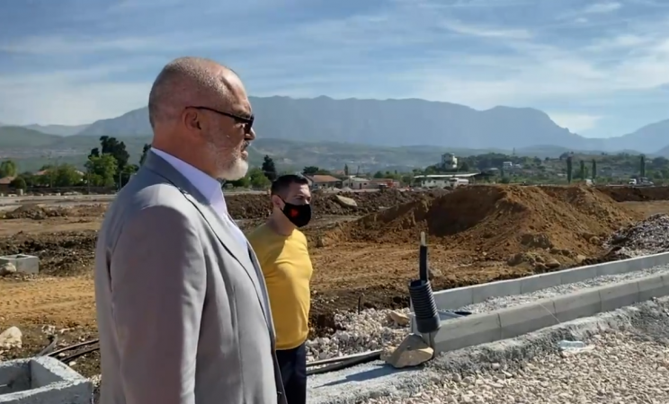 Rama e Ahmetaj inspektojnë rindërtimin e lagjes së re në Fushë-Krujë: Hapen mijëra vende pune rama ahmetaj 744x450 1