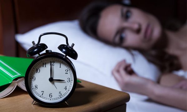 Disa arsye pse nuk bëni gjumë të mjaftueshëm sad woman in bed with insomnia cant sleep 1 600x360 1