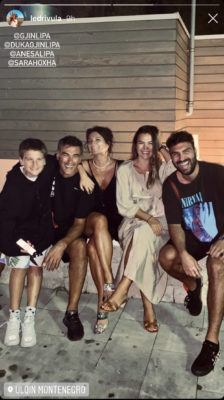 Sara nuk ka komplekse, takon dhe bën foto me familjen e ish- të dashurës së Ledrit 1 sara1