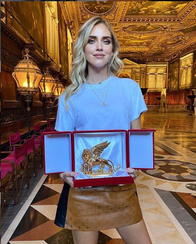 Blogerja e njohur Chiara Ferragni fiton çmimin Luani i Artë, për promovimin e Italisë! 1 1 44