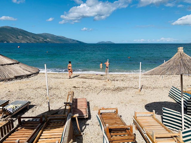 Turistët bjellorusë nuk pyesin për motin e keq, zhyten dhe argëtohen në plazhin e Vlorës 1 1 88