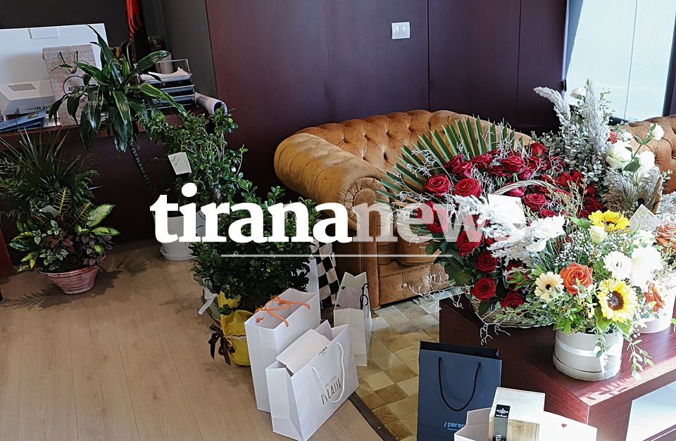 “Virusi” i kryebashkiakëve të Kamzës, edhe Rakip Suli nuk i ndahet fotos së Kryetarit në zyrë. Superdhurata për ditëlindje 1 120070319 2711562229109788 1423101985727033541 o 1