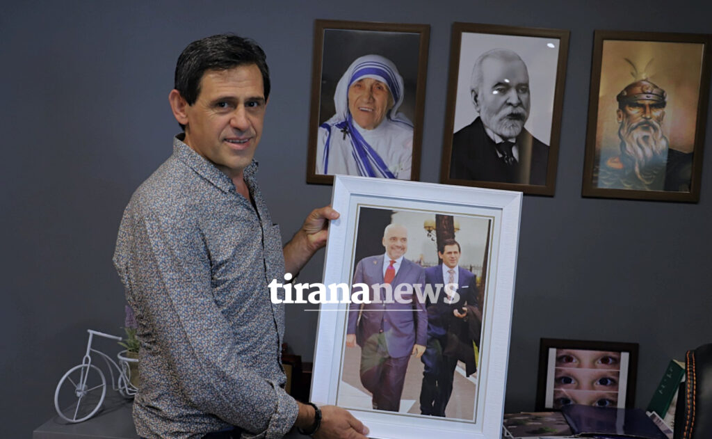 “Virusi” i kryebashkiakëve të Kamzës, edhe Rakip Suli nuk i ndahet fotos së Kryetarit në zyrë. Superdhurata për ditëlindje 120083748 2711556569110354 1564304812374924538 o 1