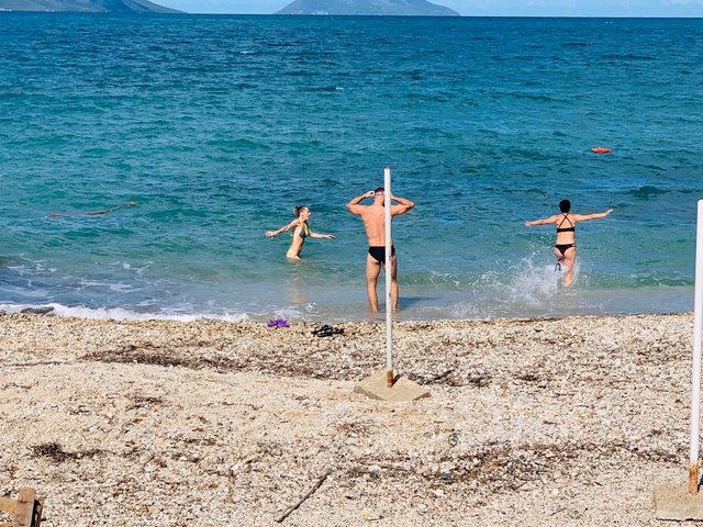 Turistët bjellorusë nuk pyesin për motin e keq, zhyten dhe argëtohen në plazhin e Vlorës 2 2 43