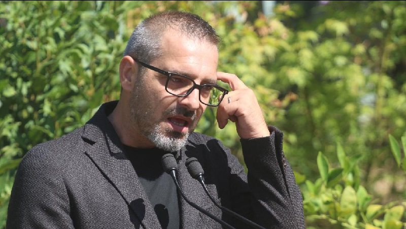 Pamjet horror të qenit që tërhiqet zvarrë/ Tahiri sulmon Lleshajn: Ata që e kanë për detyrë të reagojnë, s’e kanë bërë 800 0 5f609b0b8b3dc