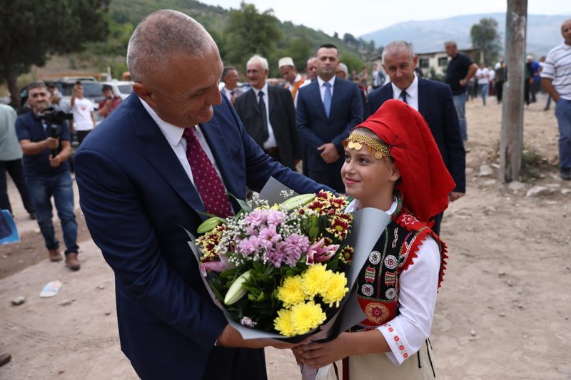 “Me gjoks flakën ja shuajmë topit, jemi gjaku Kastriotit!”, Meta lëshon mesazhin e radhës: Zot t’i dalim këtij vatani… 800 0 5f65b50033ffd 1