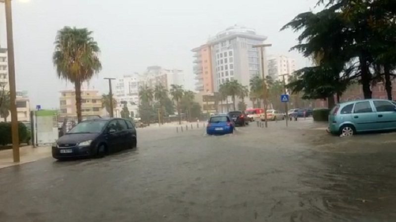 Përmbytet Durrësi, shikoni çfarë po ndodh në rrugët e qytetit 800 0 d25acf2c9324c439110978401be863c5