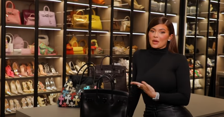Për të gjithë ata që janë kuriozë, ja çfarë mban Kylie në çantën e saj 83665E04 096B 4102 A7D3 F86CDD0D340B
