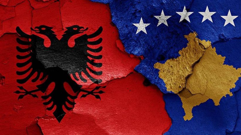 350 mijë shqiptarë të Kosovës “pushtojnë” Shqipërinë”: Mediat serbe nxjerrin shifrat Albanija Kosovo zastava foto shutterstock 822x463 1