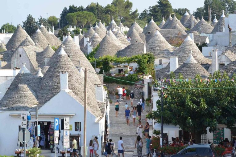 FOTOT / Brenda qytetit të rrallë italian i krijuar për mashtrim fiskal, ja si ndodhi? 2 Alberobello2 1