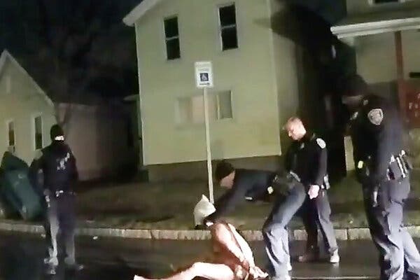 Video shokuese nga Nju Jork-u: Policia i vë kapuçin në kokë, vdes 41-vjeçari me ngjyrë Daniel Prude