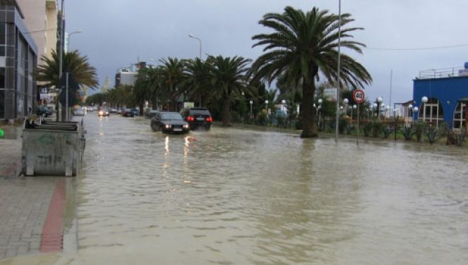 Përmbytet Durrësi, shikoni çfarë po ndodh në rrugët e qytetit 2 Durres permbytje 1 663x376 1